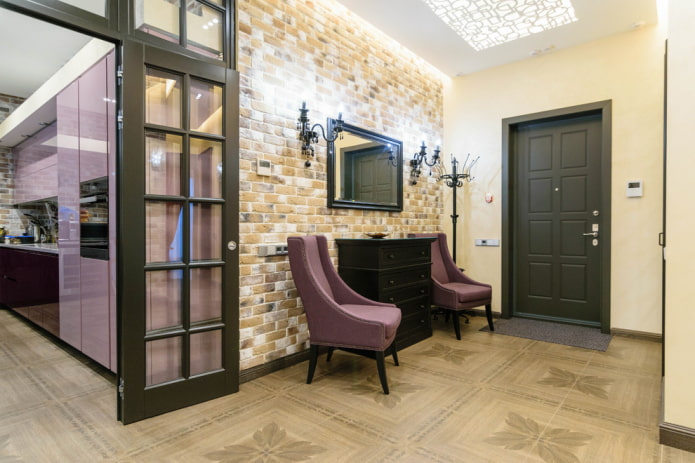 mobili all'interno del corridoio in stile industriale