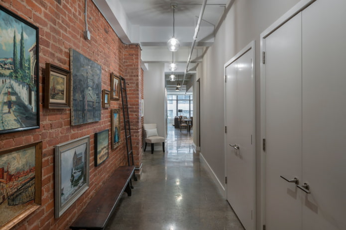 corridoio con muro di mattoni in stile industriale