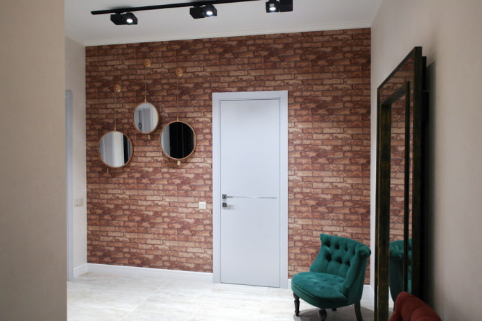 corridoio con muro di mattoni in stile industriale