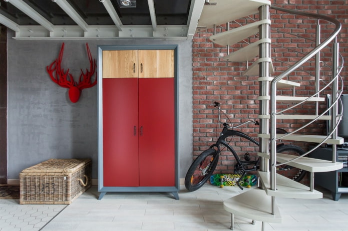 corridoio in stile loft all'interno della casa