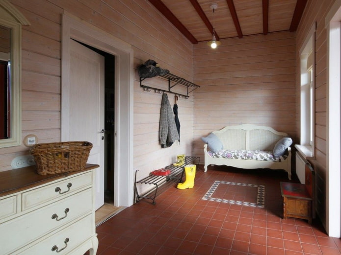 mobili all'interno del corridoio in stile provenzale