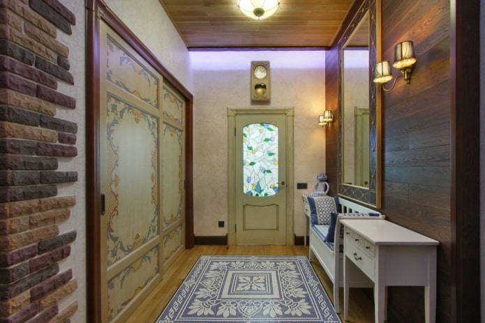 Decorazione del corridoio in stile provenzale