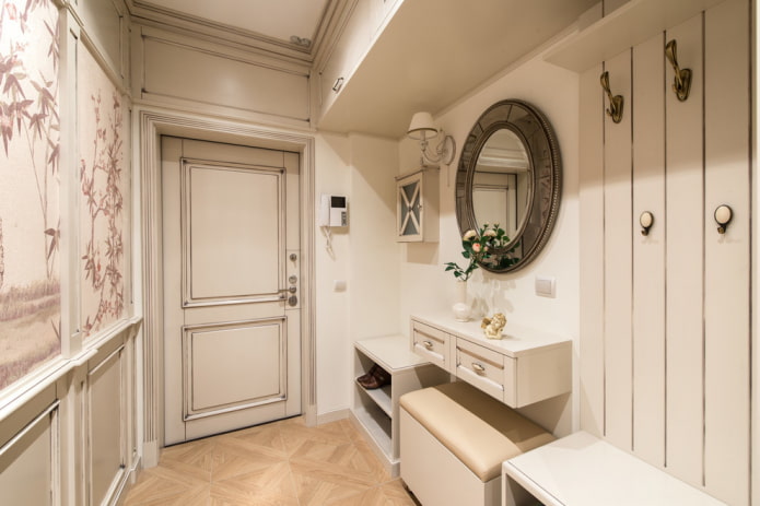 mobili all'interno del corridoio in stile provenzale