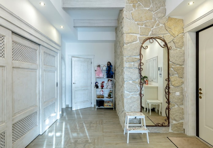Decorazione del corridoio in stile provenzale