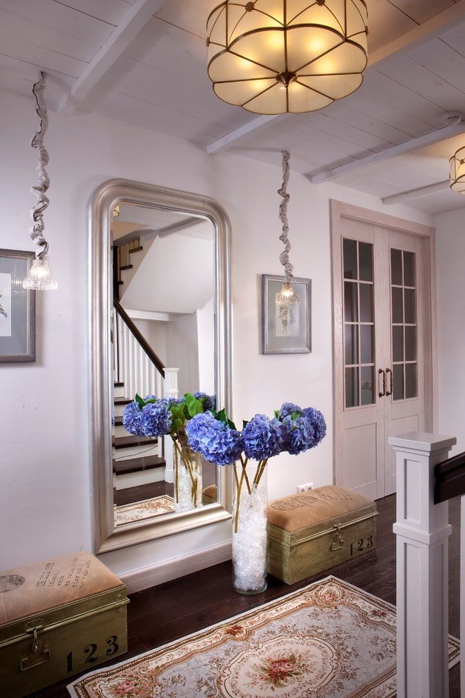 decorazioni e accessori all'interno dell'ingresso in stile provenzale