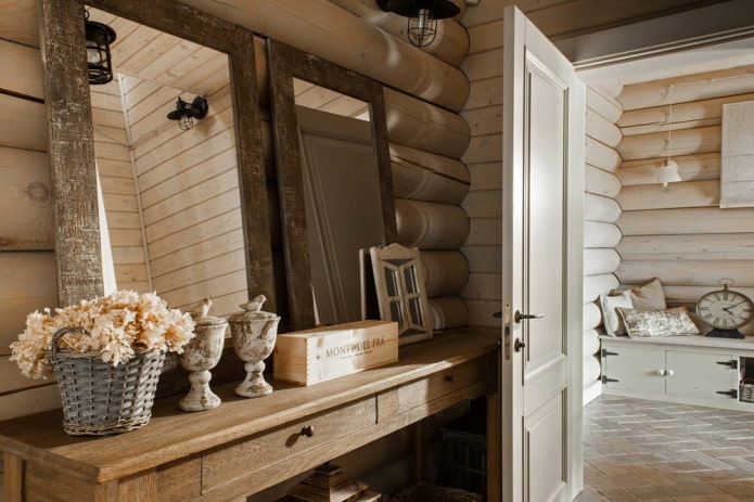 decorazioni e accessori all'interno dell'ingresso in stile provenzale