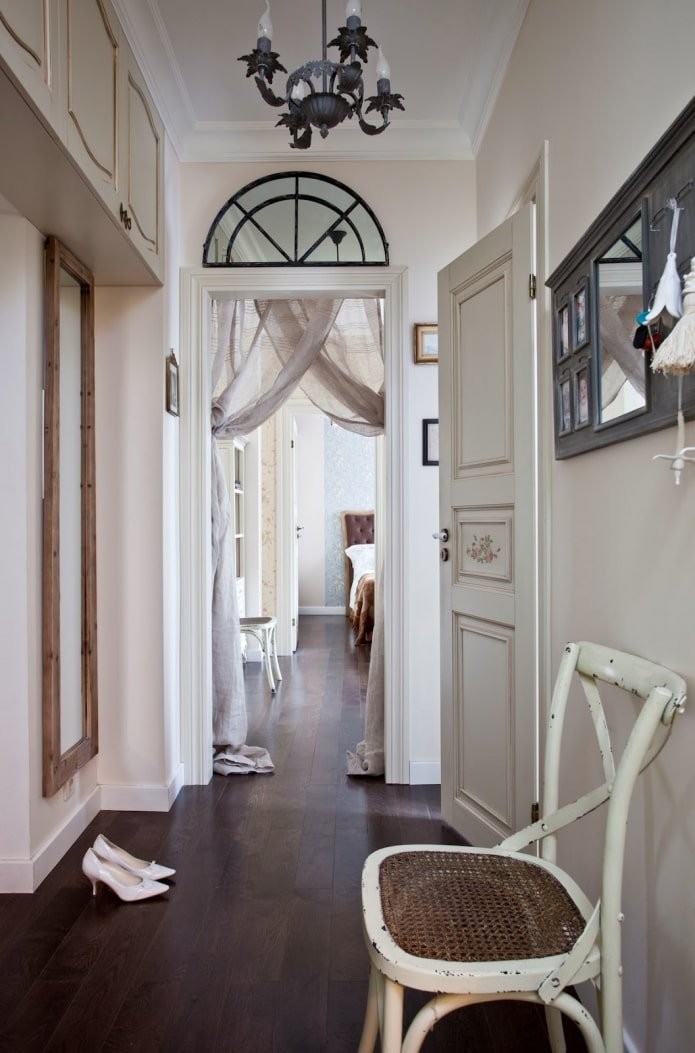 design degli interni del corridoio in stile provenzale
