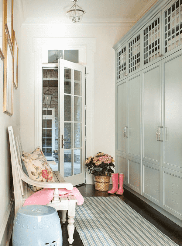 decorazioni e accessori all'interno del corridoio in stile provenzale