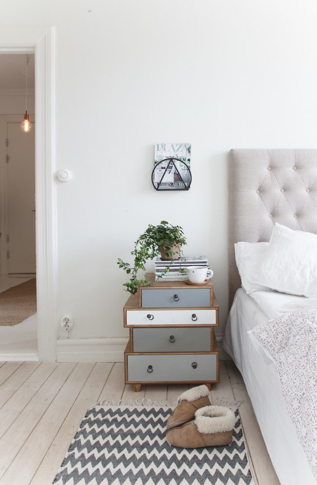 Comodino in stile scandinavo fatto di scatole