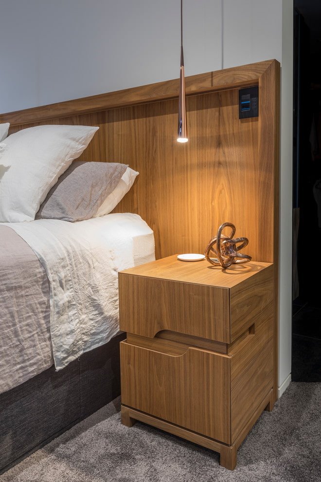 Comodino in legno con retroilluminazione