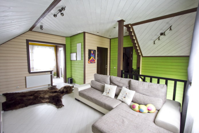 soggiorno bianco, verde e beige in una casa di legno