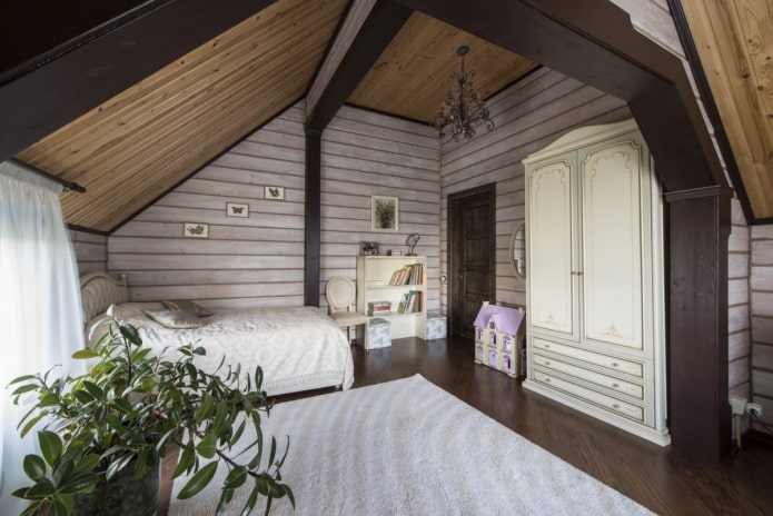 cameretta per bambini beige-marrone in una casa di legno