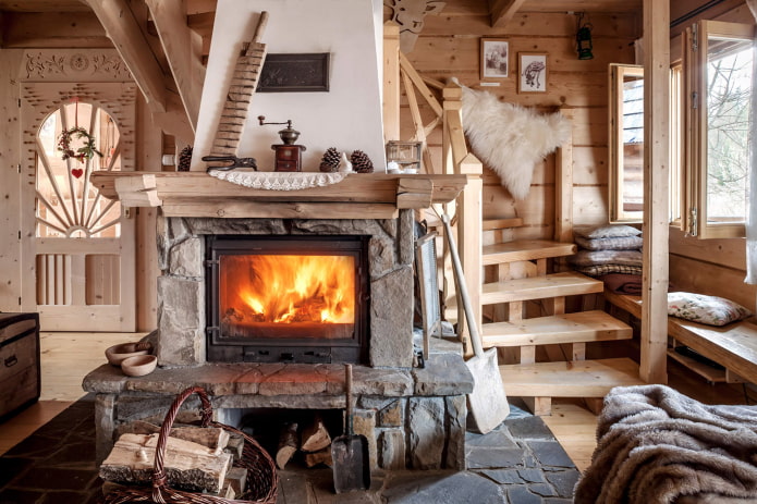 stufa in pietra in una casa di legno