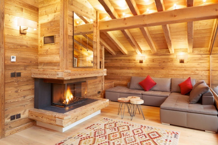 rifiniture in legno della stanza e del camino