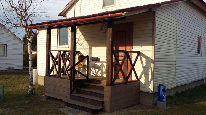 veranda in legno vicino alla casa