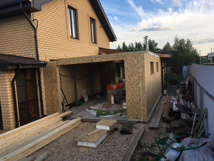 un garage annesso alla casa