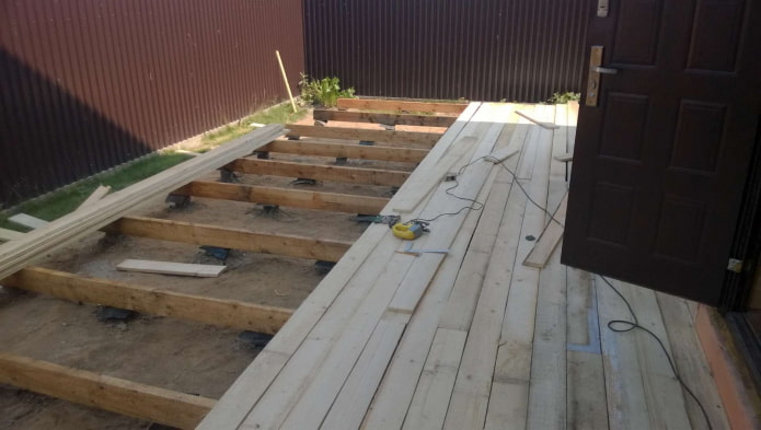 pavimento in legno grezzo
