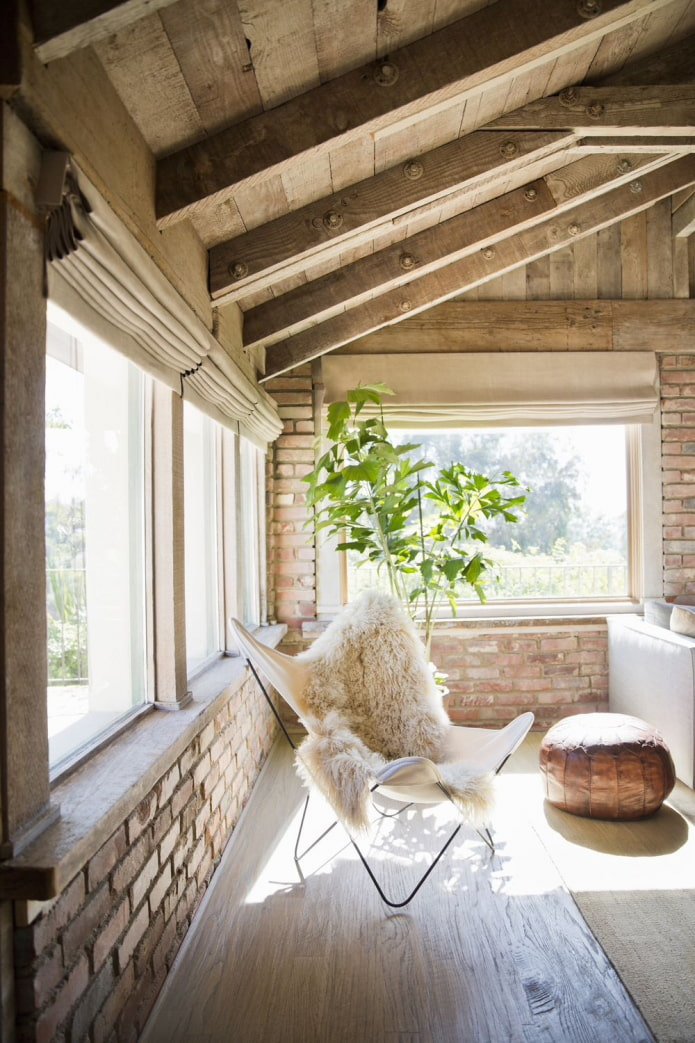 veranda con pareti in mattoni