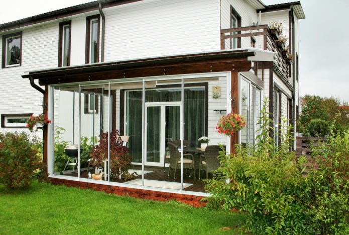 veranda in vetro in giardino