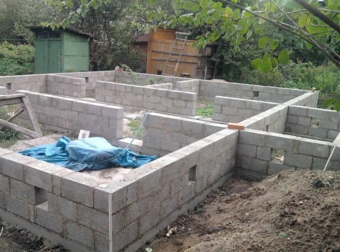 prese d'aria quadrate in una fondazione a blocchi
