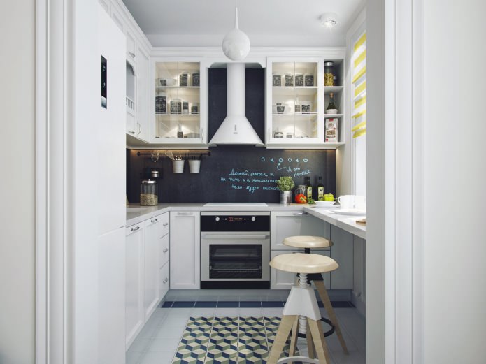 interno cucina con set da cucina bianco
