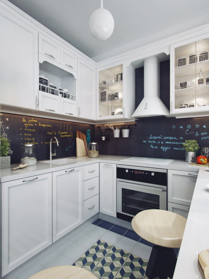 interno cucina con set da cucina bianco