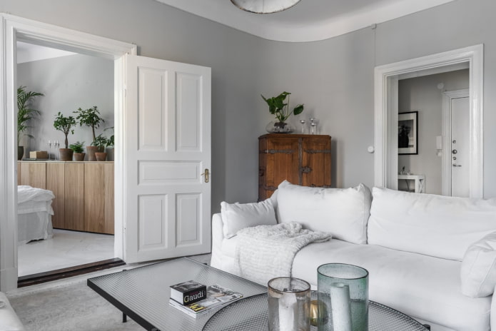 porte su pareti diverse nell'ingresso