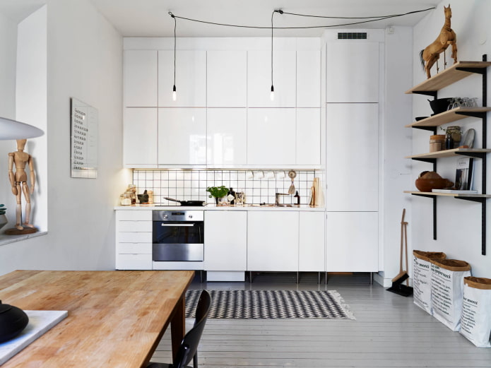 cucina bianca fino al soffitto