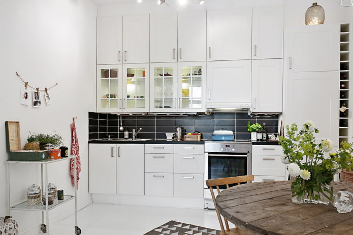 cucina bianca a 3 ripiani