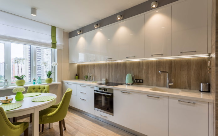 cucina dritta con tavolo da pranzo