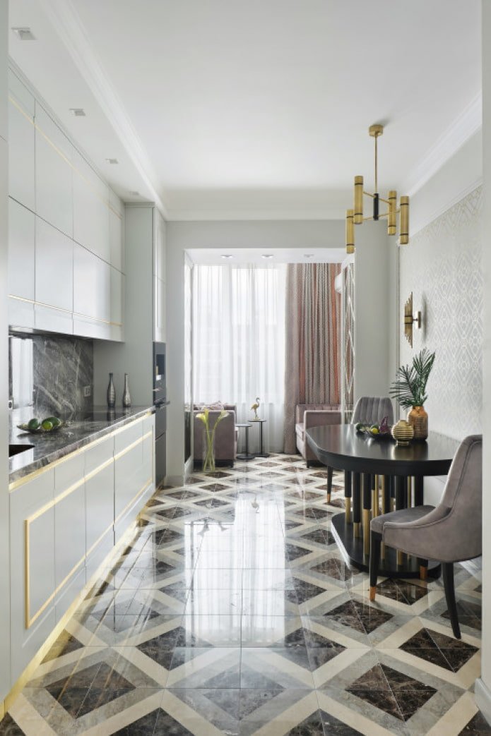cucina lunga con balcone