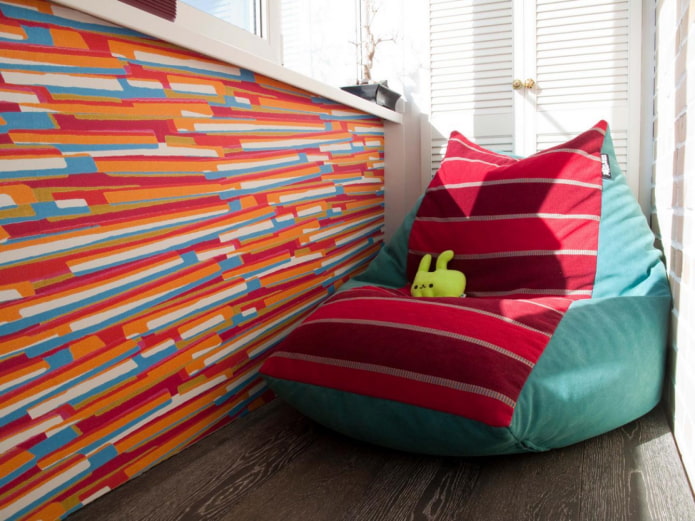 pouf a sacco all'interno del balcone