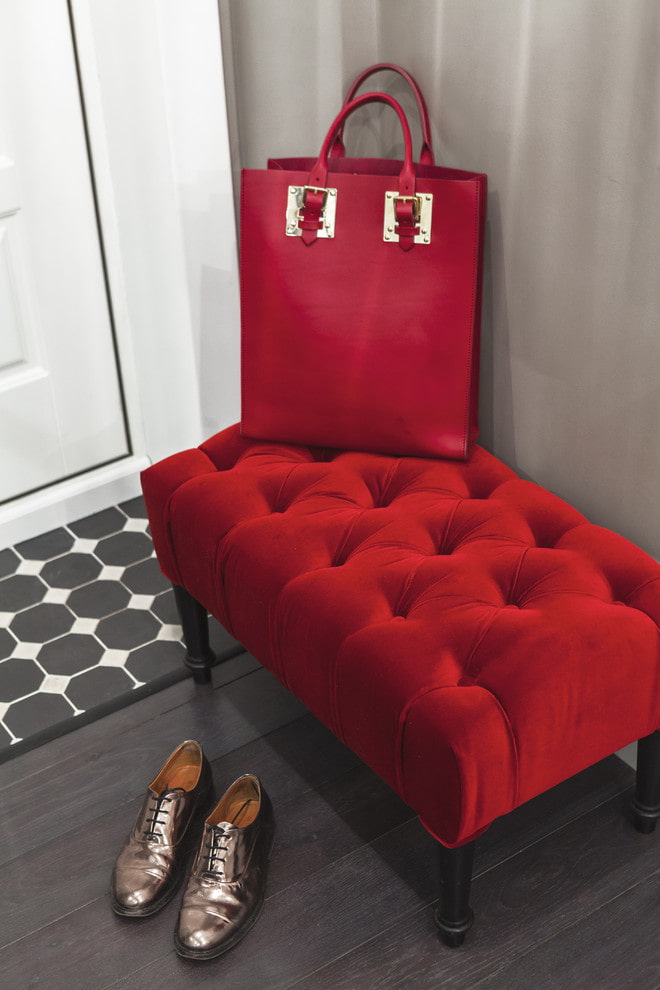 pouf rosso all'interno