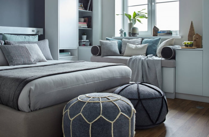 pouf grigi all'interno della camera da letto