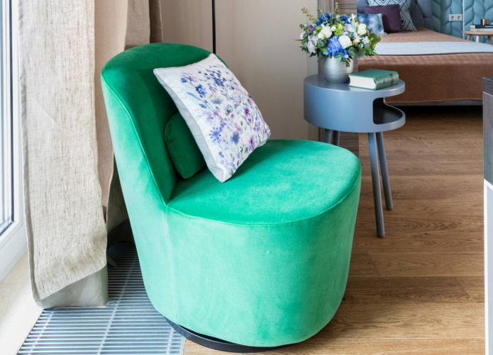 pouf con schienale nell'arredamento della camera da letto