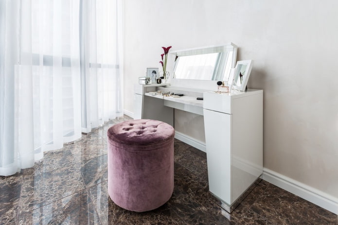 pouf in tessuto nell'arredamento della camera da letto