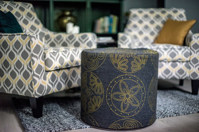 pouf con ricami nell'arredamento del soggiorno