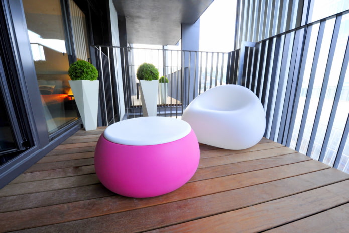 pouf di plastica sul balcone
