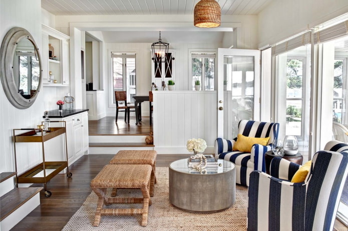 pouf in un interno in stile marinaro