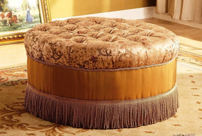 pouf con frange nell'interno