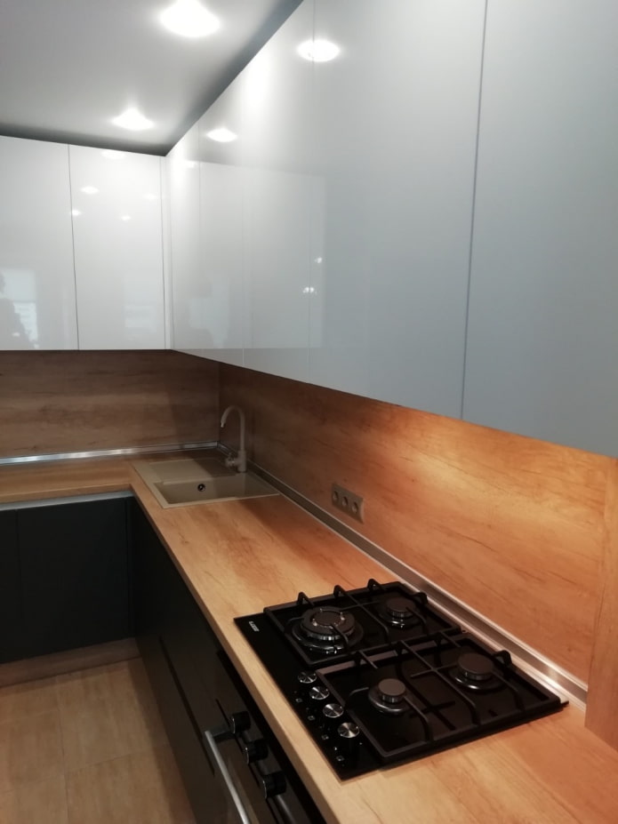 postazione di lavoro in una cucina ad angolo