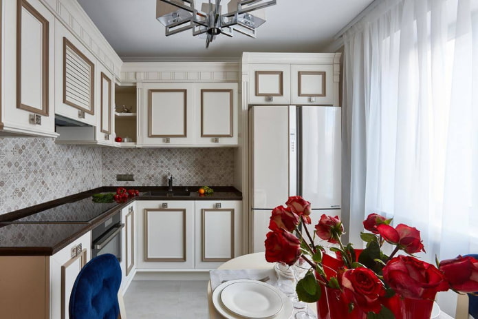 cucina ad angolo con un grande frigorifero