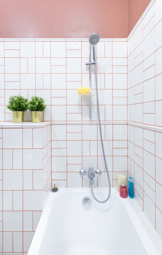disposizione modulare delle piastrelle nel bagno