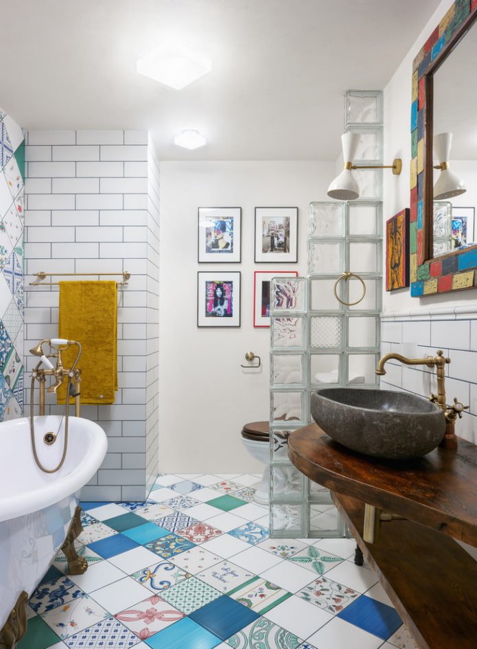 disposizione delle piastrelle nell'interno del bagno