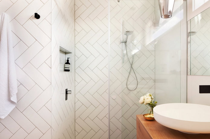 disposizione delle piastrelle sulle pareti del bagno