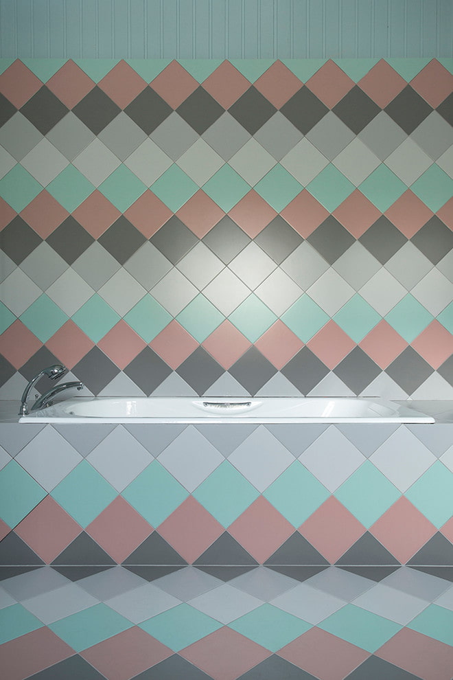 disposizione delle piastrelle nell'interno del bagno