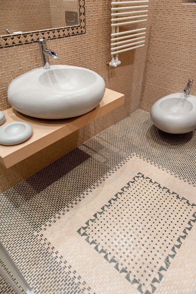 disposizione del tappeto piastrellato in bagno