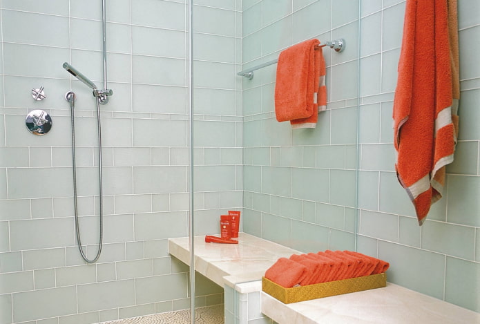 disposizione modulare delle piastrelle nel bagno
