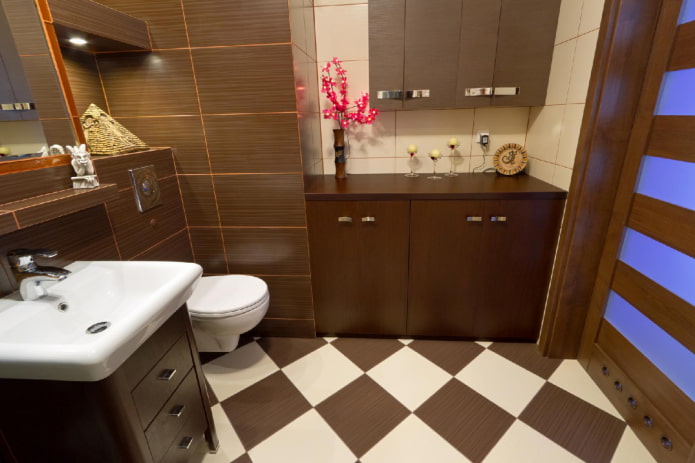 disposizione delle piastrelle a scacchi nell'interno del bagno