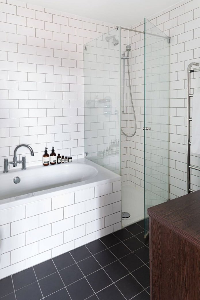 disposizione delle piastrelle nell'interno del bagno